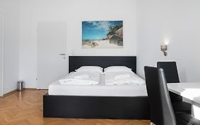 Private Rooms In Spacious 7-Bedroom Apartment Near Hauptbahnhof